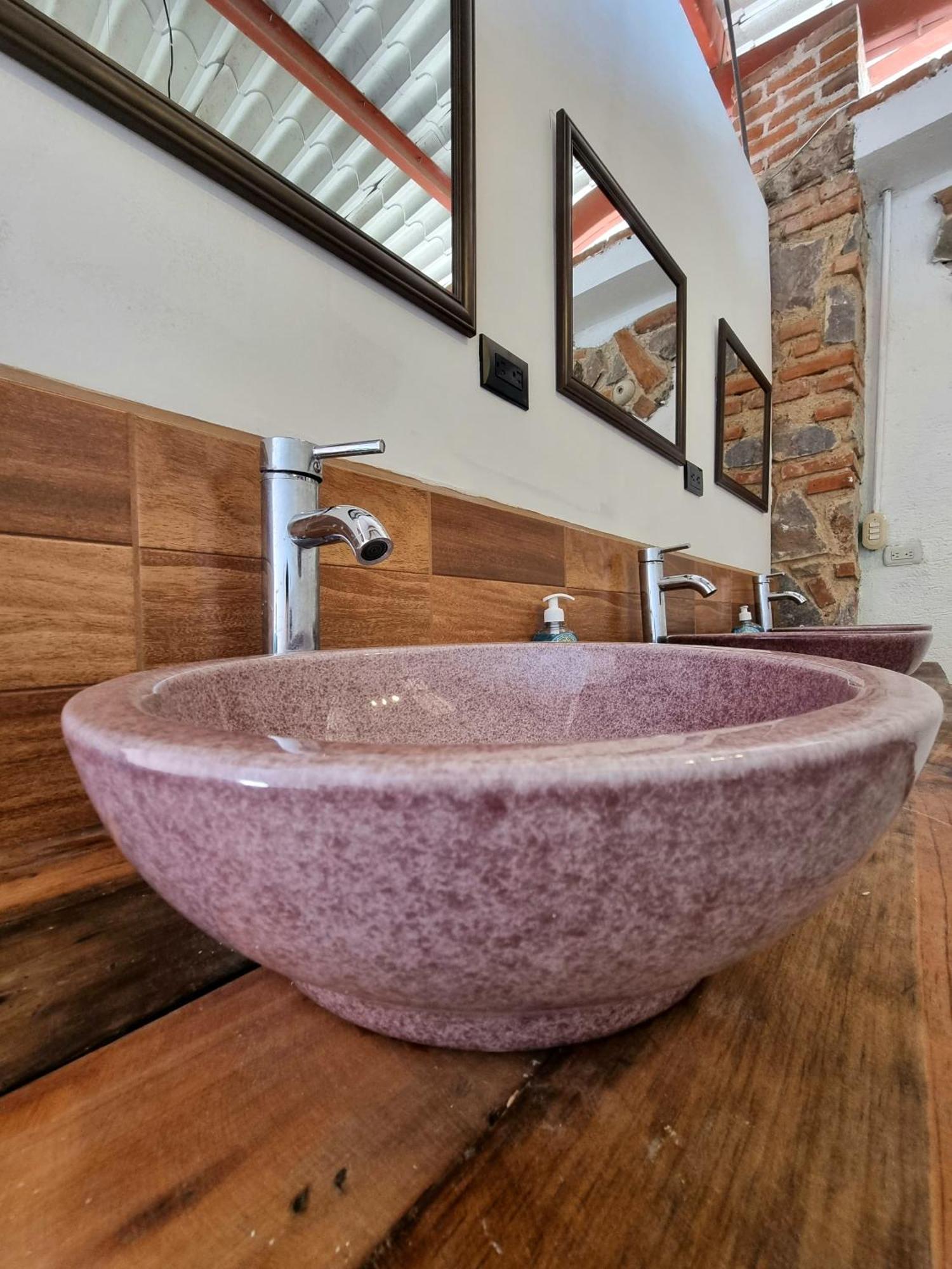 Central Hostel San Sebastian Антигуа-Гватемала Экстерьер фото
